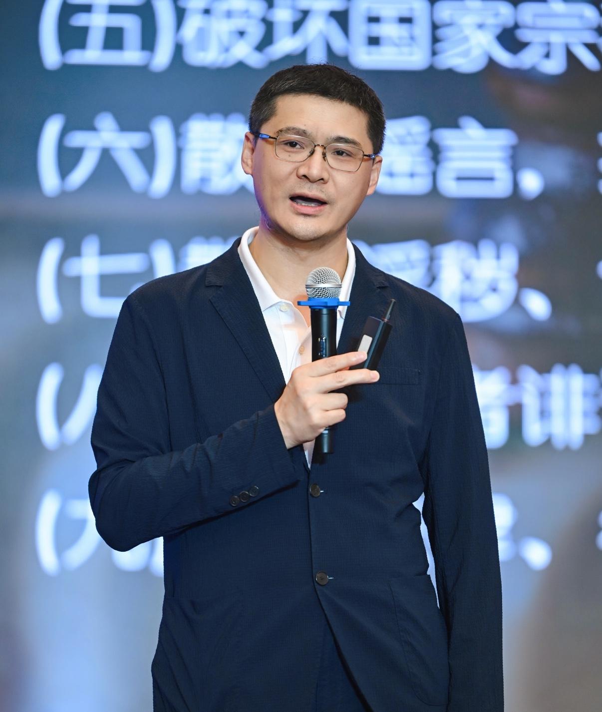 这次，很多人的“精神滤镜”，是真的碎了。

一直被捧在高处、被当成“理性标杆”的