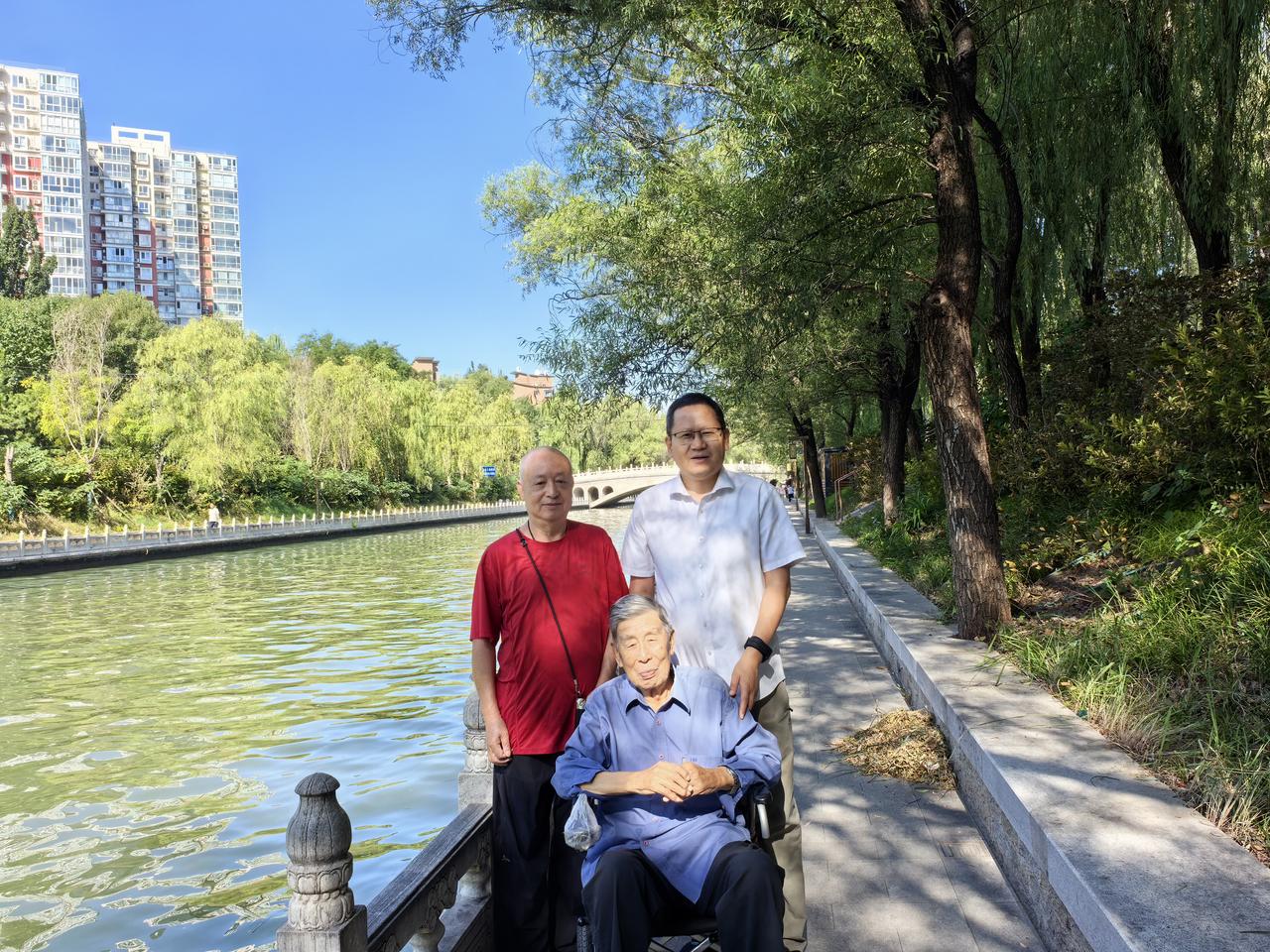 “老吾老，以及人之老，幼吾幼，以及人之幼。”我向老班长们、老前辈们学习致敬。92