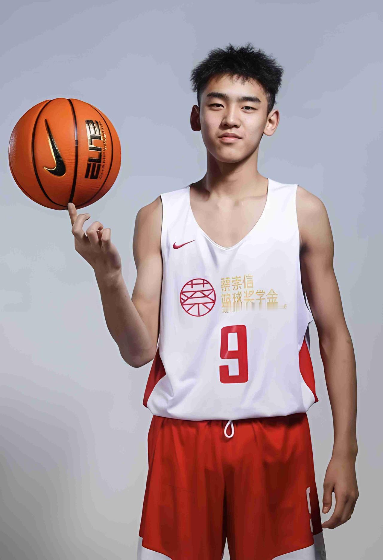 新疆男篮上赛季排名第16名，是近五年最低，后卫线缺乏优质后卫，导致球队体系畸形，