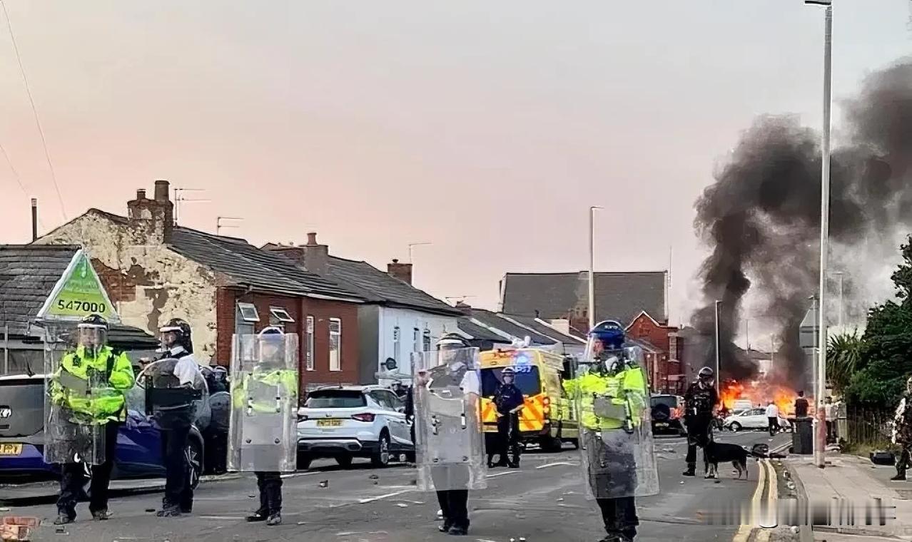 英国现在的情况不太好，为了抗议斯塔默的移民策略，很多民众都走上街头。不过，从这里
