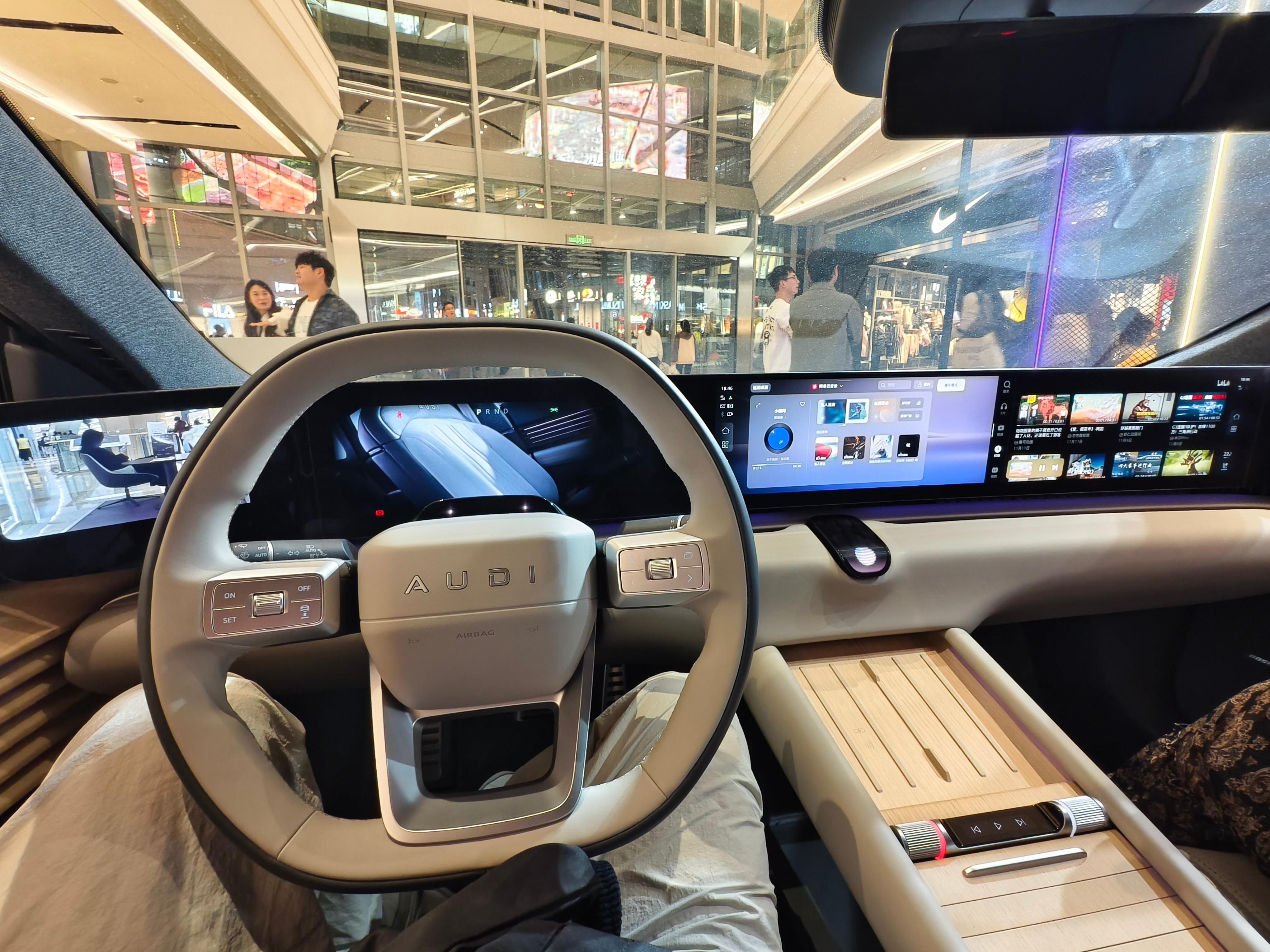 去看了一下上汽奥迪E5，内饰没有想象中的科幻，用的木纹饰板或者是真木头？反正花纹