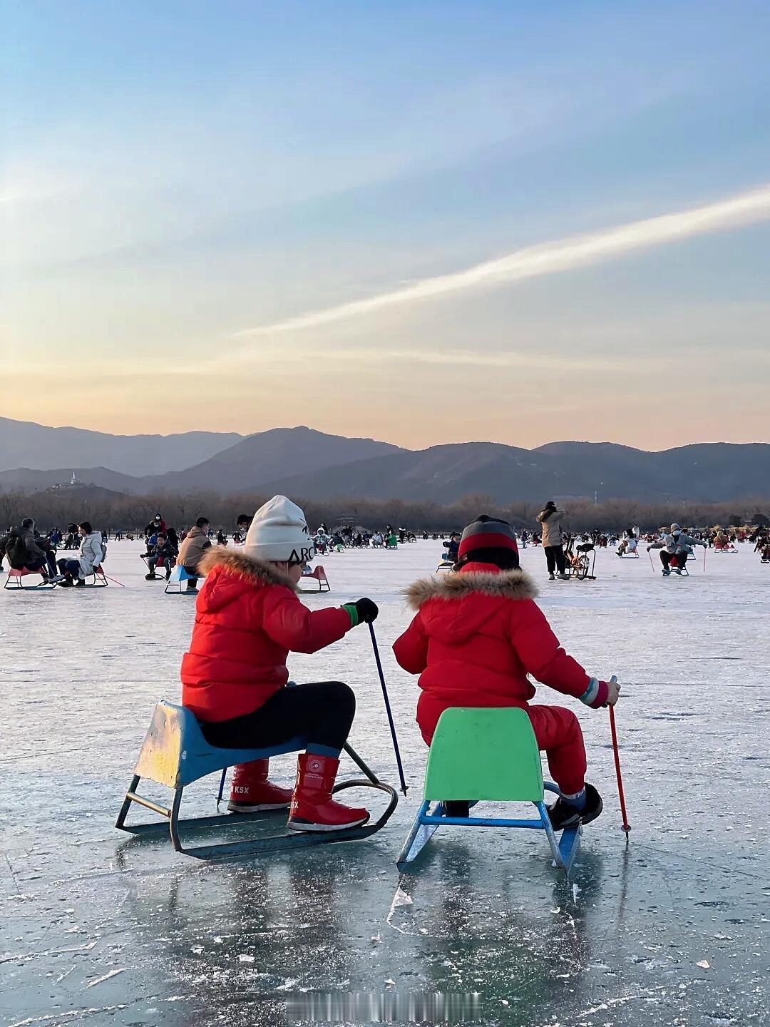 这是把全世界的显眼包都招来了吗颐和园结冰啦，年会开完能不能一起去滑冰，当一回安小