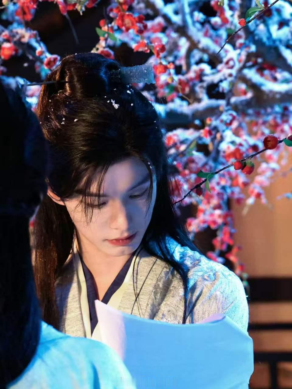 何与百花杀演绿茶何与塑造的萧华雍反差感超强，表面体弱柔弱暗自算计朝堂，私下还有八
