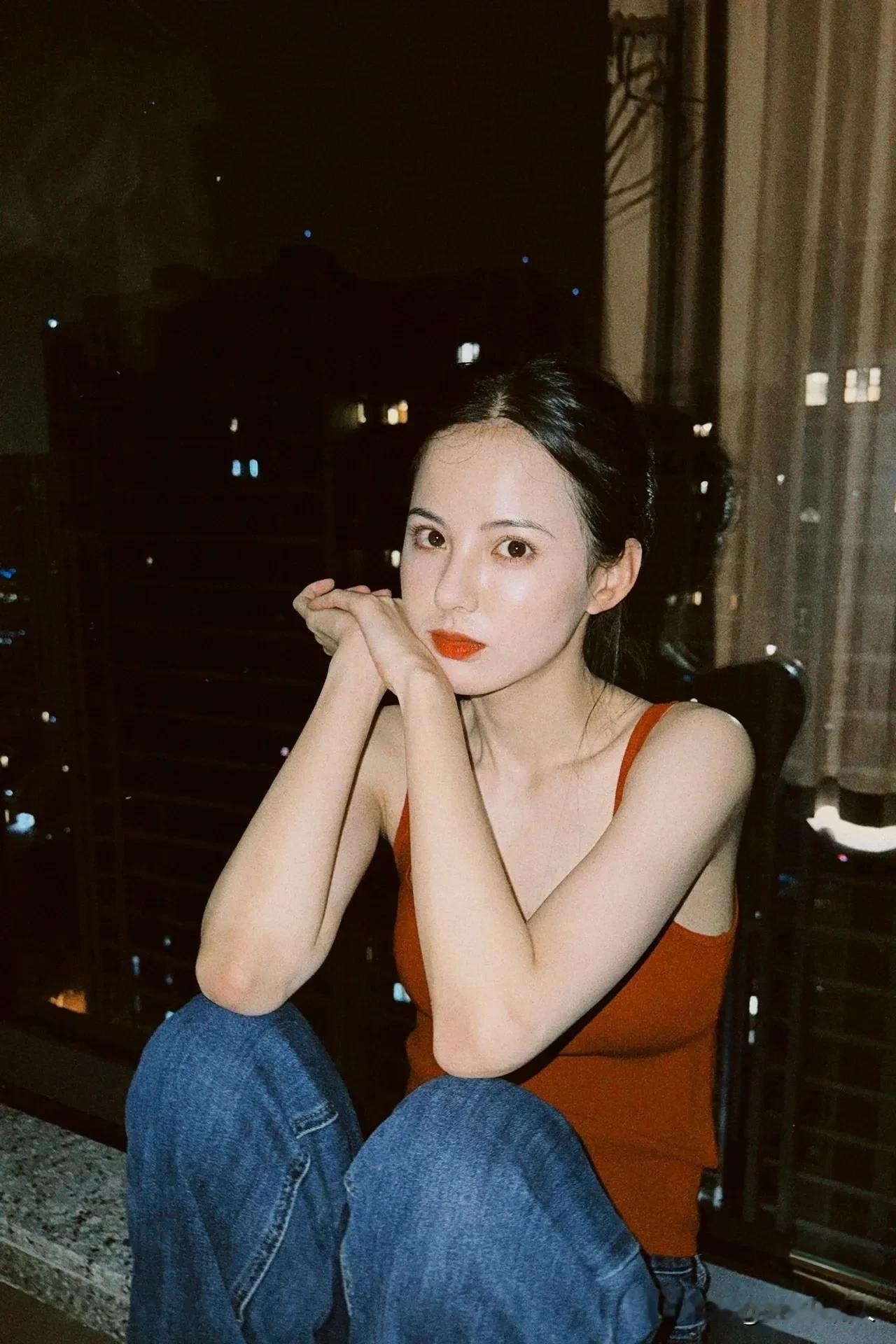 黄日莹拍戏受伤后，恢复的怎么样了？
2024年5月27日黄日莹在拍摄《赴山海》的