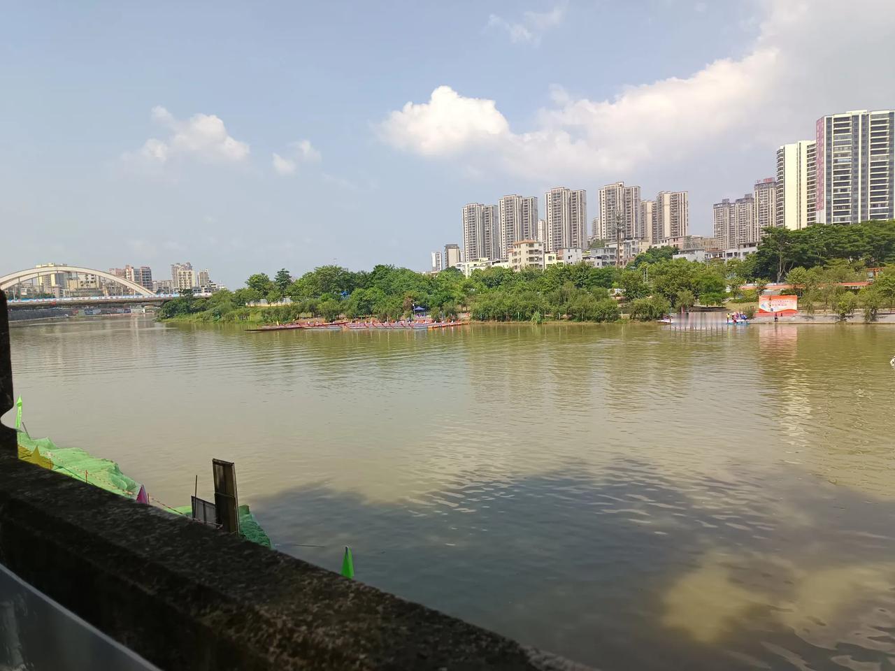 今天刚准备出门去喷果树草，接到老表电话，她问我:“今天得闲无，我回来了。”我高兴