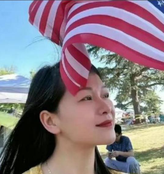 2024年，中国知名女作家汐颜，称在国内的生活很压抑，因此她不顾家人的劝阻，带着