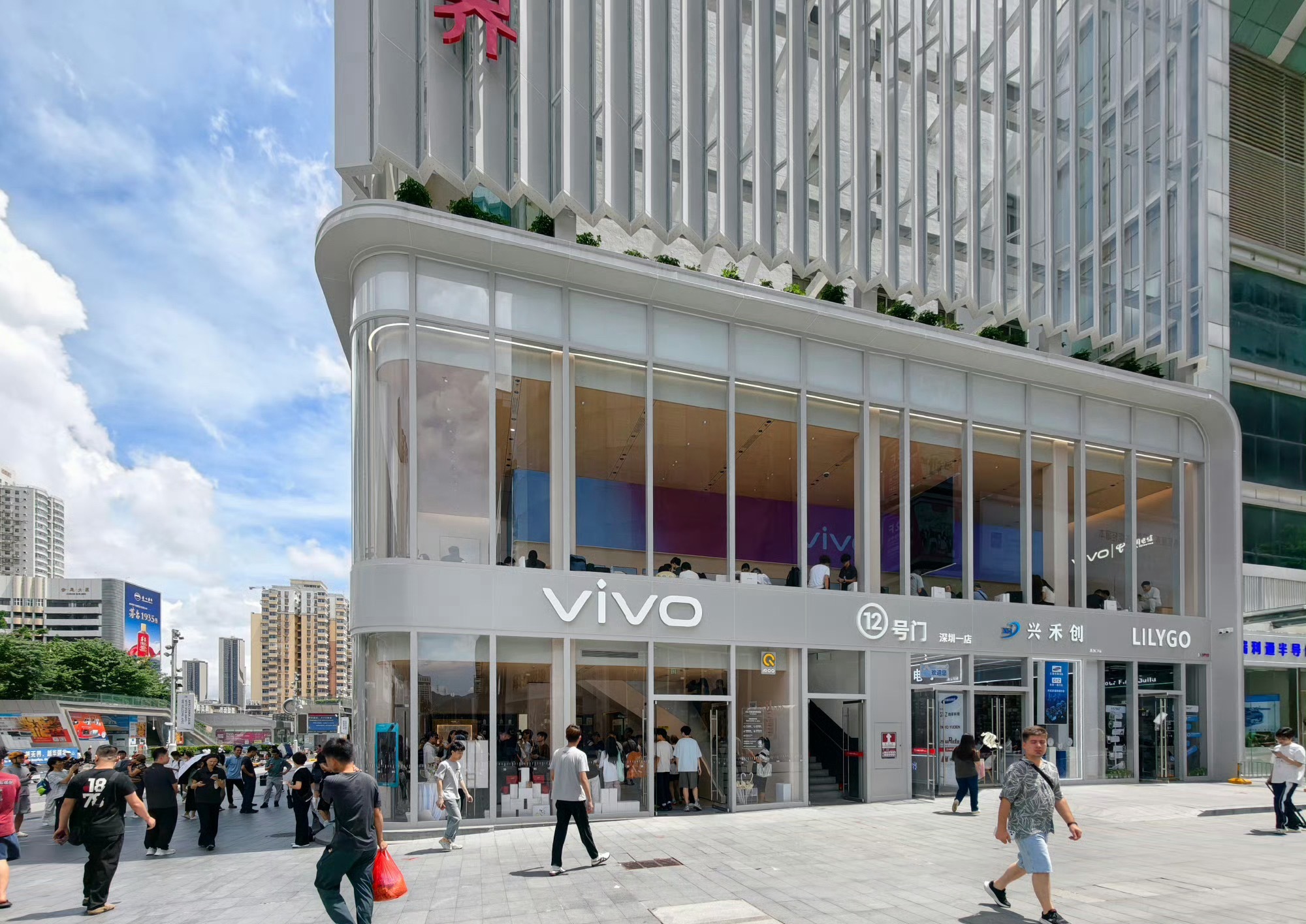 vivo 在华强北的店很热爆，昨天 X Fold6首销店里人山人海