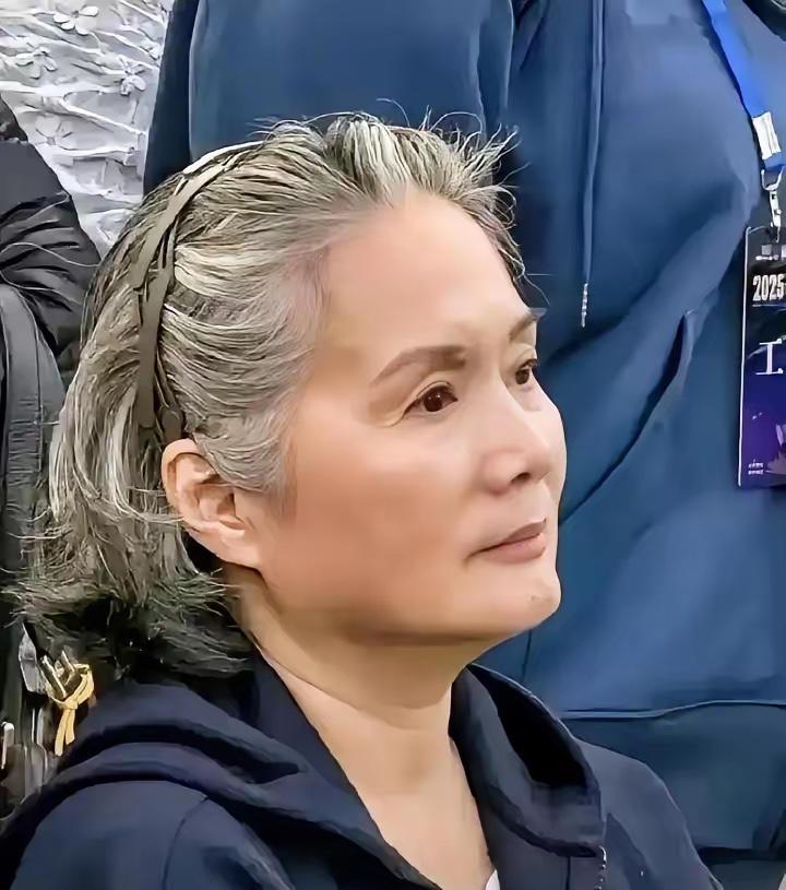 上海武康路，一栋身价过亿的老洋房，住着67岁的吴冕。可小区门口的菜贩子都清楚，这