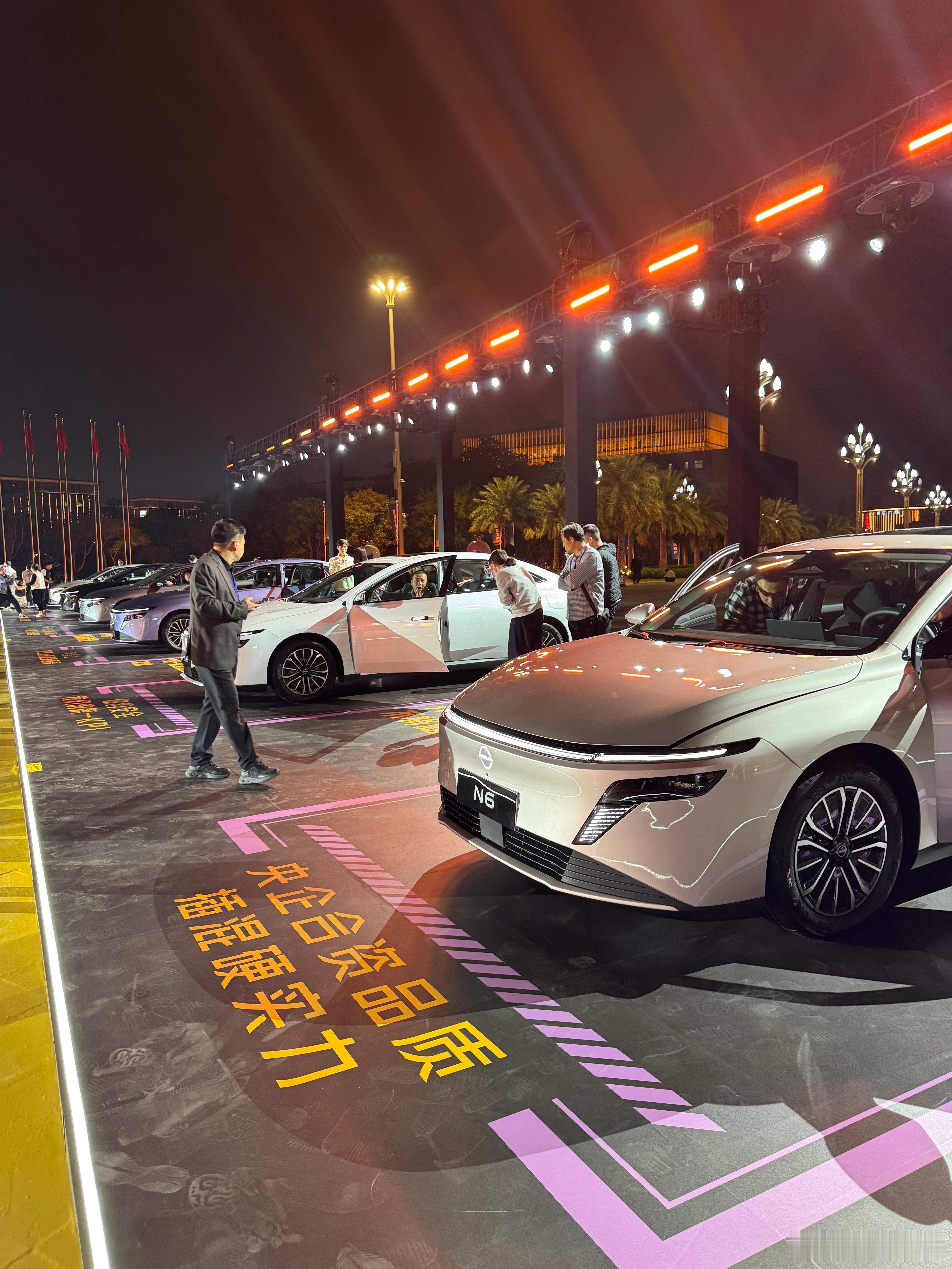 东风日产N6发布会来啦！最最最最舒服的发布会了吧，吃着爆米花，坐着大沙发，手里还