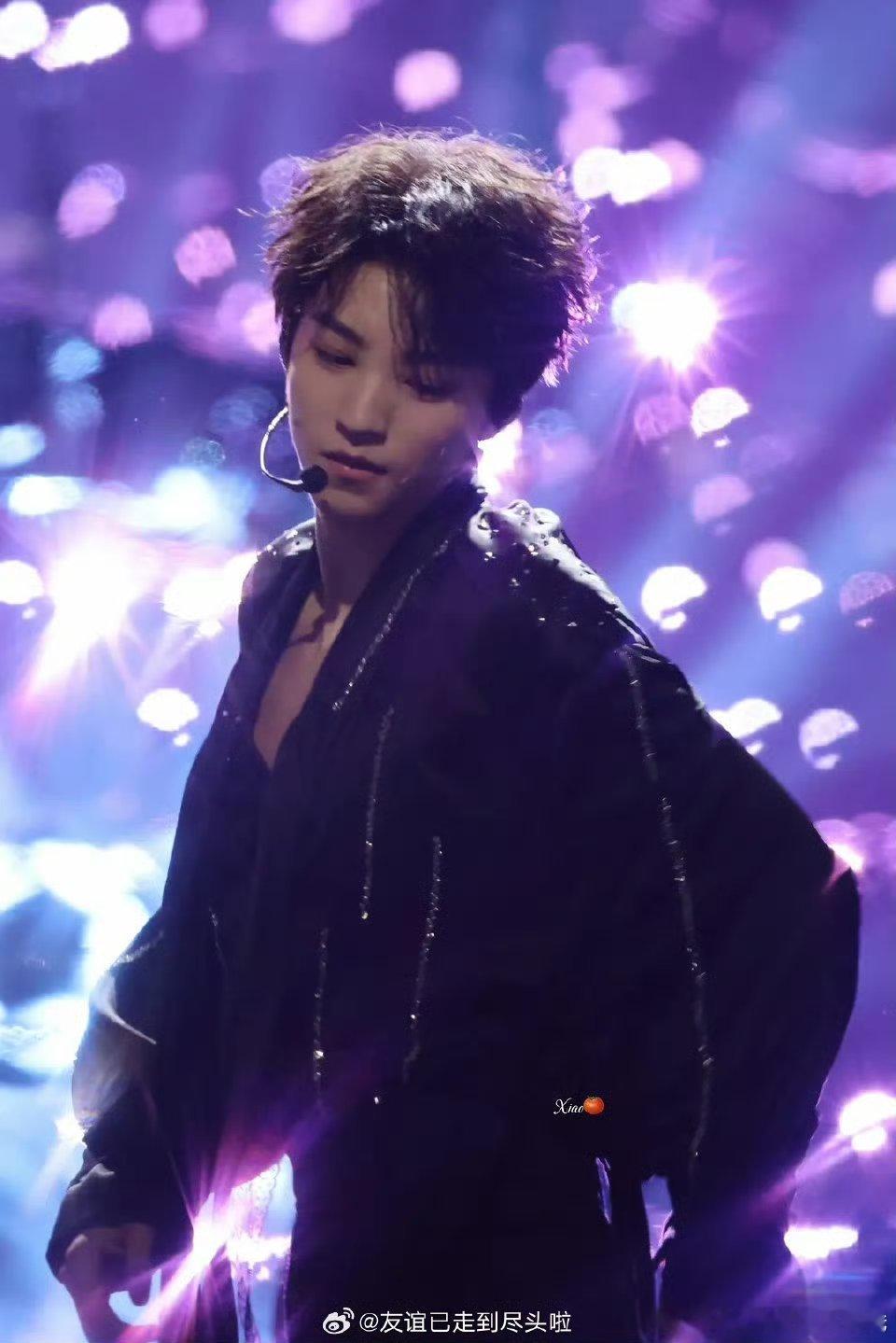 王俊凯跨年演唱会完全就是满分男好吧湿身造型我真的吃醋了 