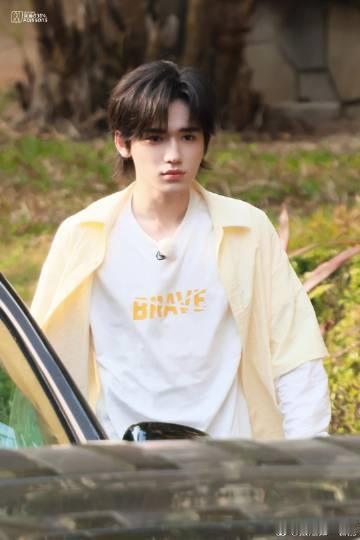 谁把宋亚轩电池抠了 当他像无声电影演员一般用表情传递情感时，仿佛一切都静止了，他