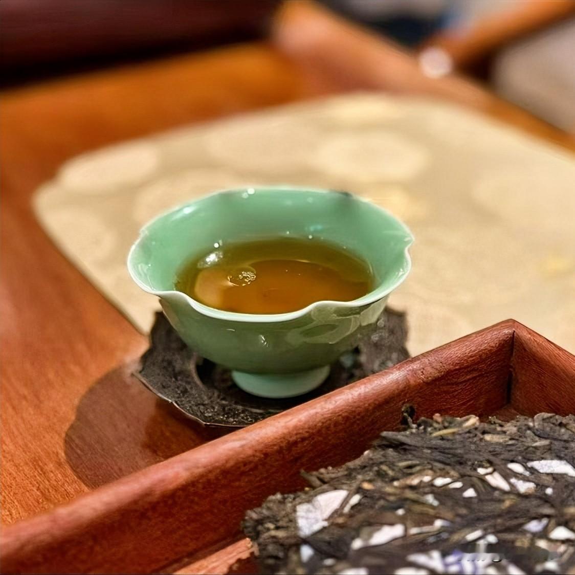 你会喝茶喝上瘾了吗?

有人问，一个人的脾气藏在哪里？

我说，藏在他日常的喜好