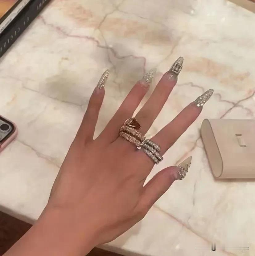 男人要好好疼爱你的妻子，
你的妻子每天都是围着你转，
她几乎没什么朋友，
就是有