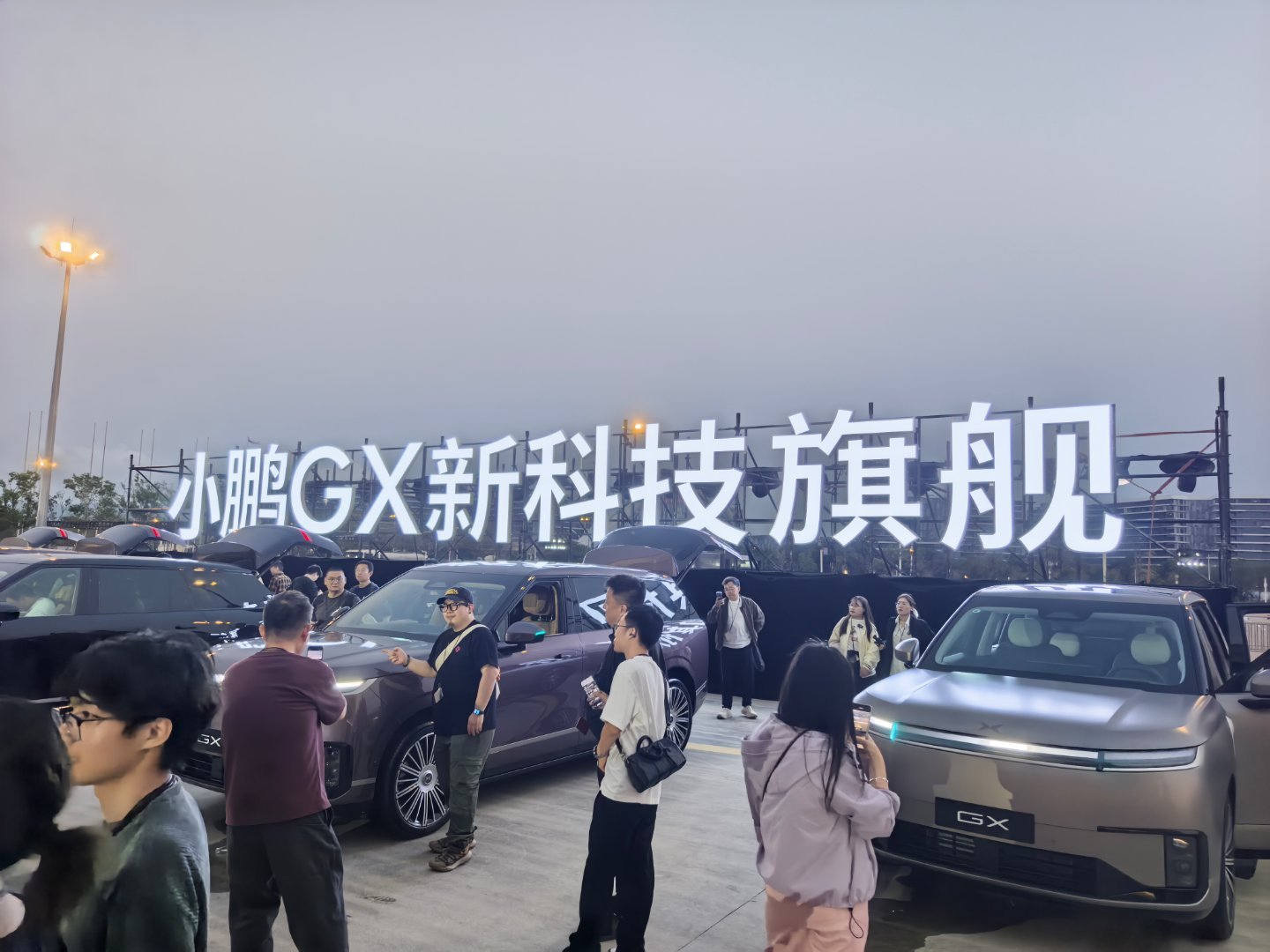 到发布会现场了。第一次在现场看到不下20台样车，每个车都坐满了媒体老师在体验，真