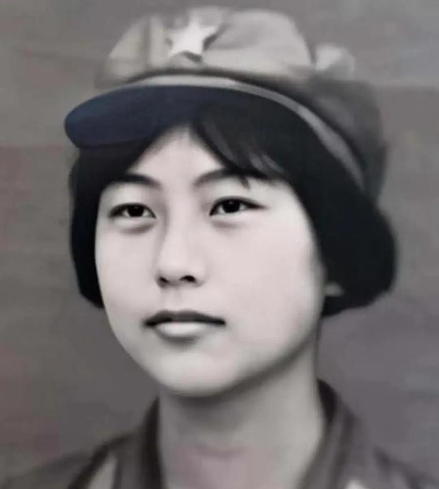 1982年，一女飞行员驾驶运输机从张家口机场起飞，当飞机爬到700米高空时，一架