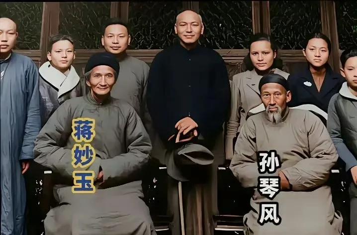 1949年，即将败退台湾前夕的蒋中正去看舅父舅母时的最后一张留影从此后再没有见面