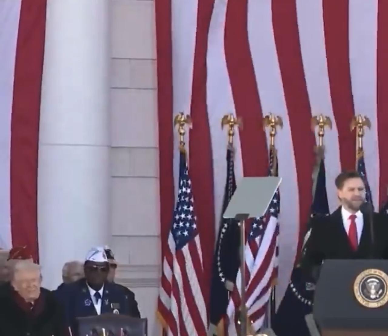 万斯在退伍军人纪念日演讲，开场打趣特朗普道：
“跟总统共事后，我学到两件事：第一