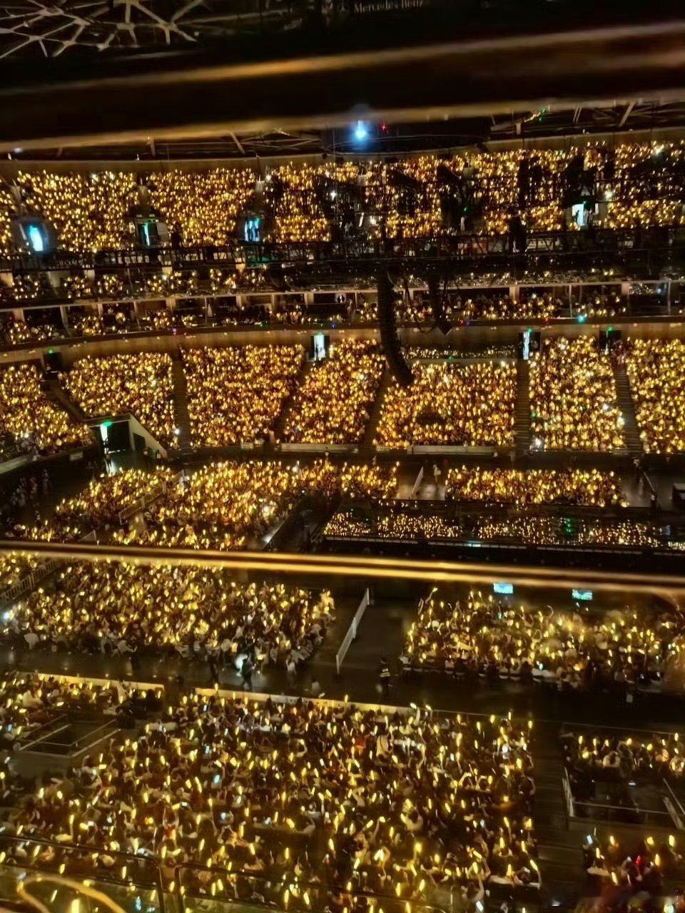 震撼的应援海啊，檀健次在现场看到这个肯定很感动吧，属于檀健次和粉丝的专属浪漫❤️