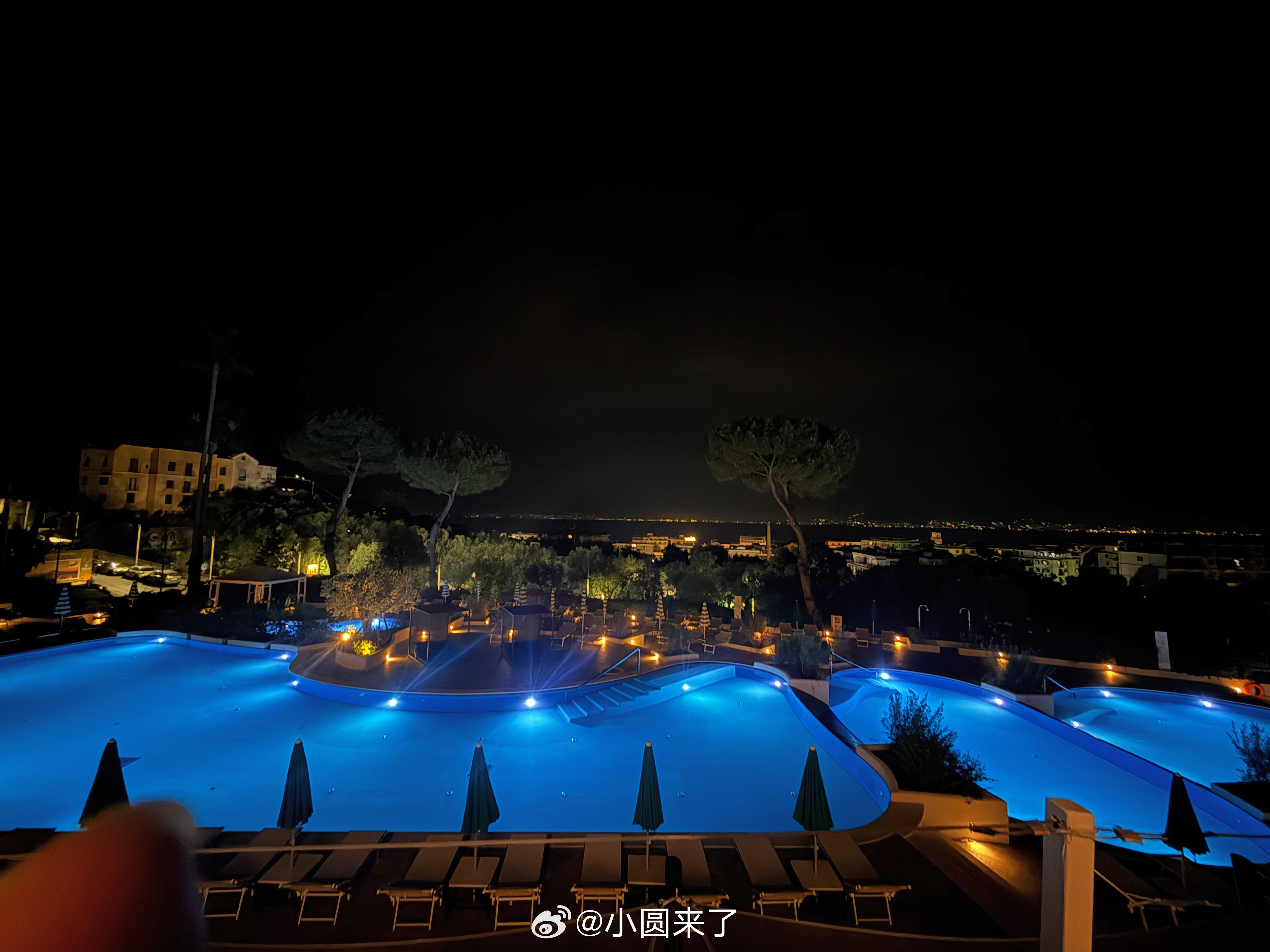 那不勒斯湾6月的海风很温柔，索伦托的大街小巷种满了柠檬树。酒店的泳池很漂亮，视野