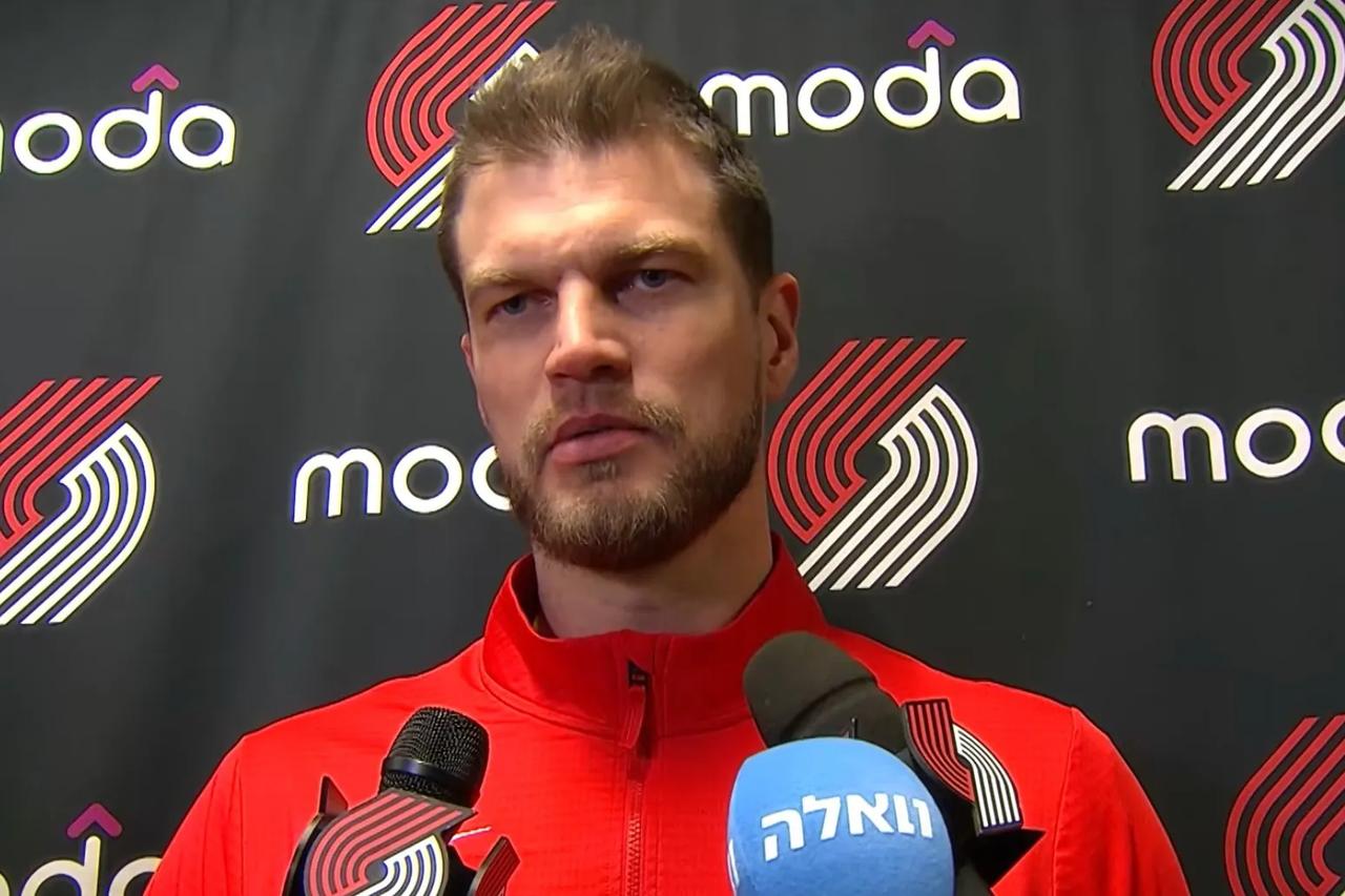 开拓者队主帅斯普利特赛后罕见表扬杨瀚森，认为其有一点进步很大！
在惜败奇才队后，