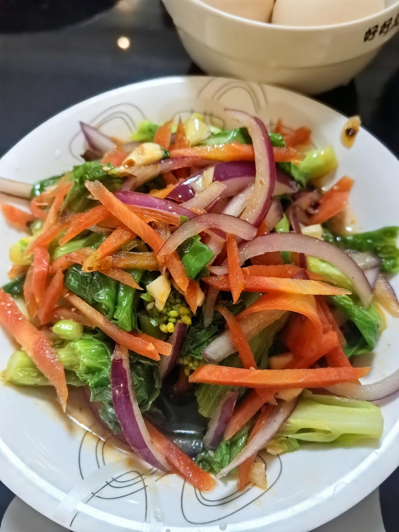 集卡领红包假期的早餐要简单一点，一碟菜、一个包子、一个鸡蛋🥚，足矣！