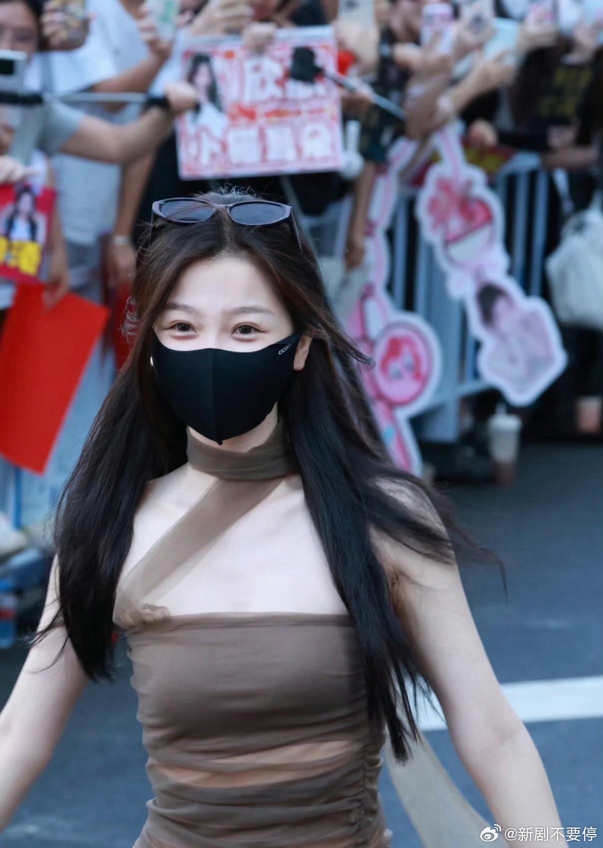虞书欣 全世界正数第一会穿搭虞书欣真的，我哭死。别人上班是赶场子，她上班是走秀场