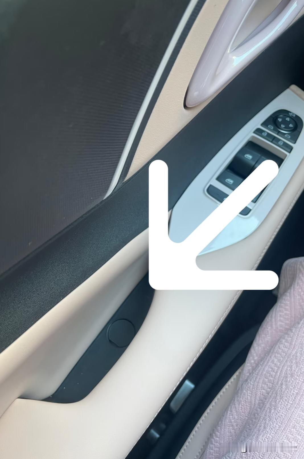 比亚迪海鸥，这个是干嘛用的？只经常放螺丝刀与唇膏。你们经常放什么？