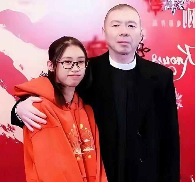 有一件事我不敢说，说了我怕被骂，我看了冯小刚和养女徐朵的照片，那是真的会让人感到