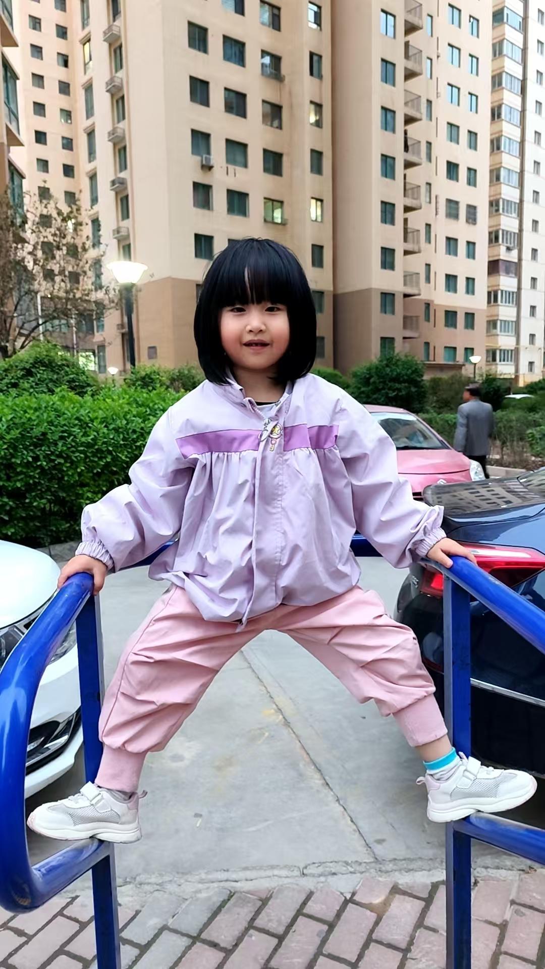 萌娃耍酷姿势，小区停车场打卡👧🏻🚗🏙️