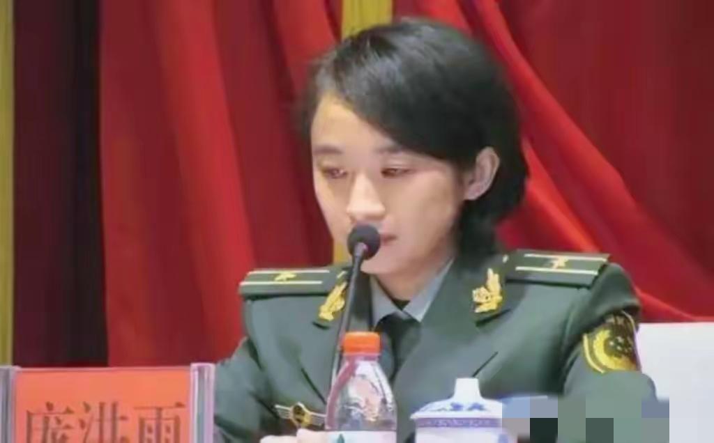 31岁女教师特招入伍授少校警衔引质疑，一句话让所有人闭嘴
​​一个女老师竟然被特