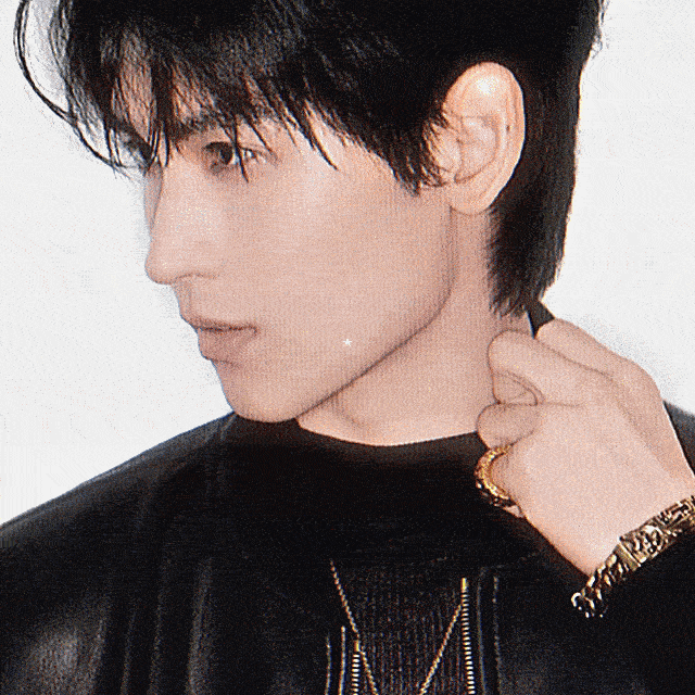 谁能拒绝黄俊捷的冷脸杀？皮衣搭配超跑，完美诠释了什么叫做高级的性感，他的冷感不是