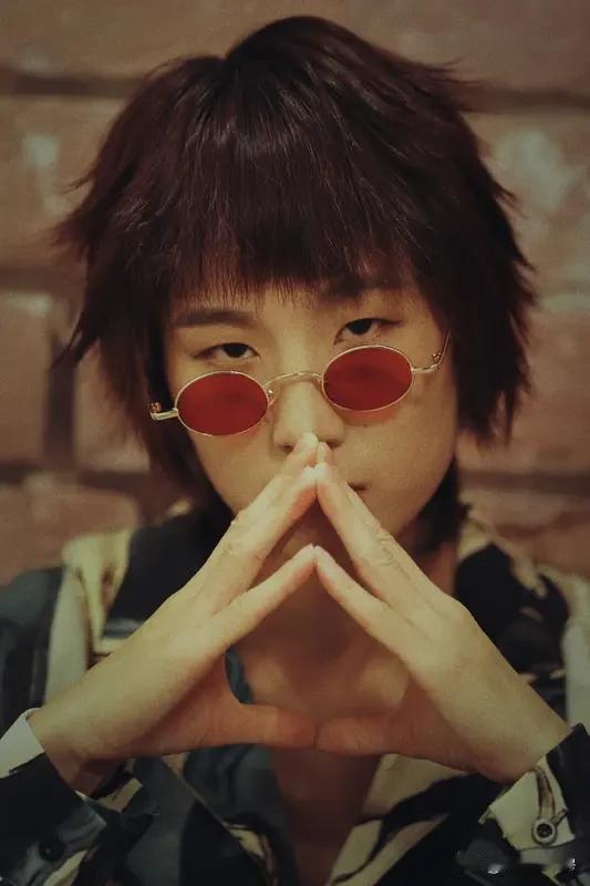 李宇春跳烫脚舞那可太有不一样的韵味了。4月29日她发《闭嘴跳舞》教学版视频，两只