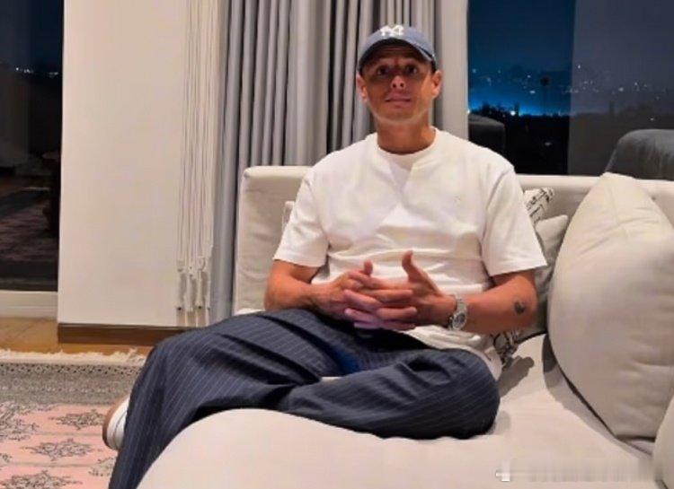 官方：墨西哥足协性别与多样性委员会对“小豌豆”埃尔南德斯的社媒言论作出经济处罚。