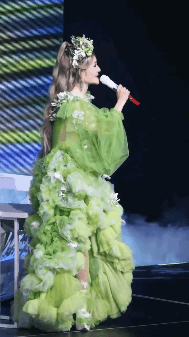 这“秋裤”就非穿不可吗？
如果就穿普通丝袜会不会更美？
里面的厚绒面膝盖动起来褶