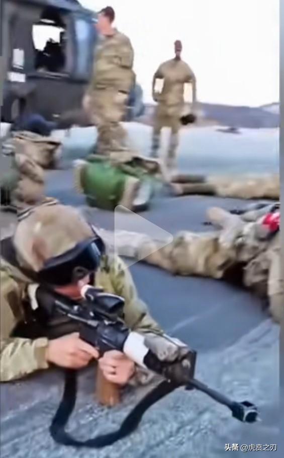 今日特别关注两个弄枪的镜头！

a）美国海军陆战队进入登陆待命状态，殊不知是敢死