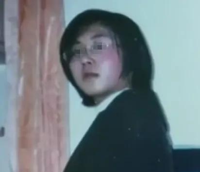辽宁夫妻借款7万送女儿去德国留学，21年未见，临死才知女儿已成为德国教授，他们哀