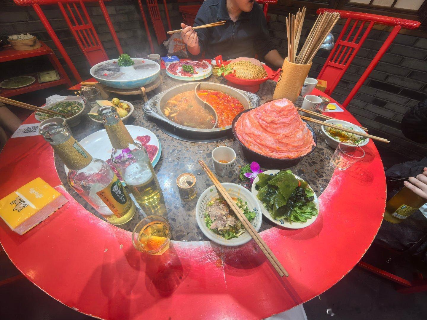 和成都老铁吃成都老火锅。巴适 ​​​