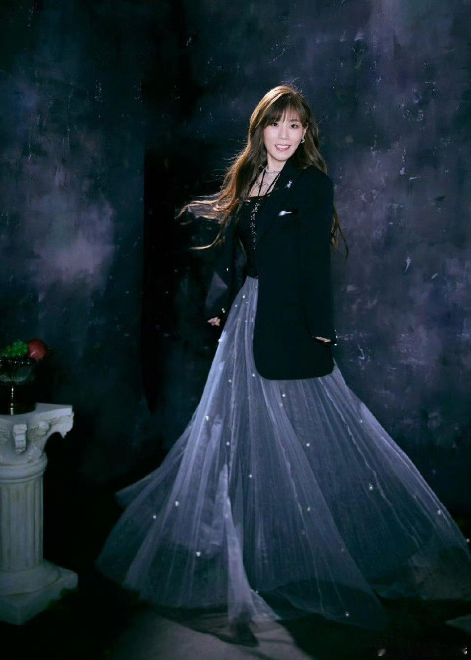 李佳薇粤语唱孤雏一架钢琴+纯人声的极简舞台，把《孤雏》的细腻情绪唱到心坎里，低音