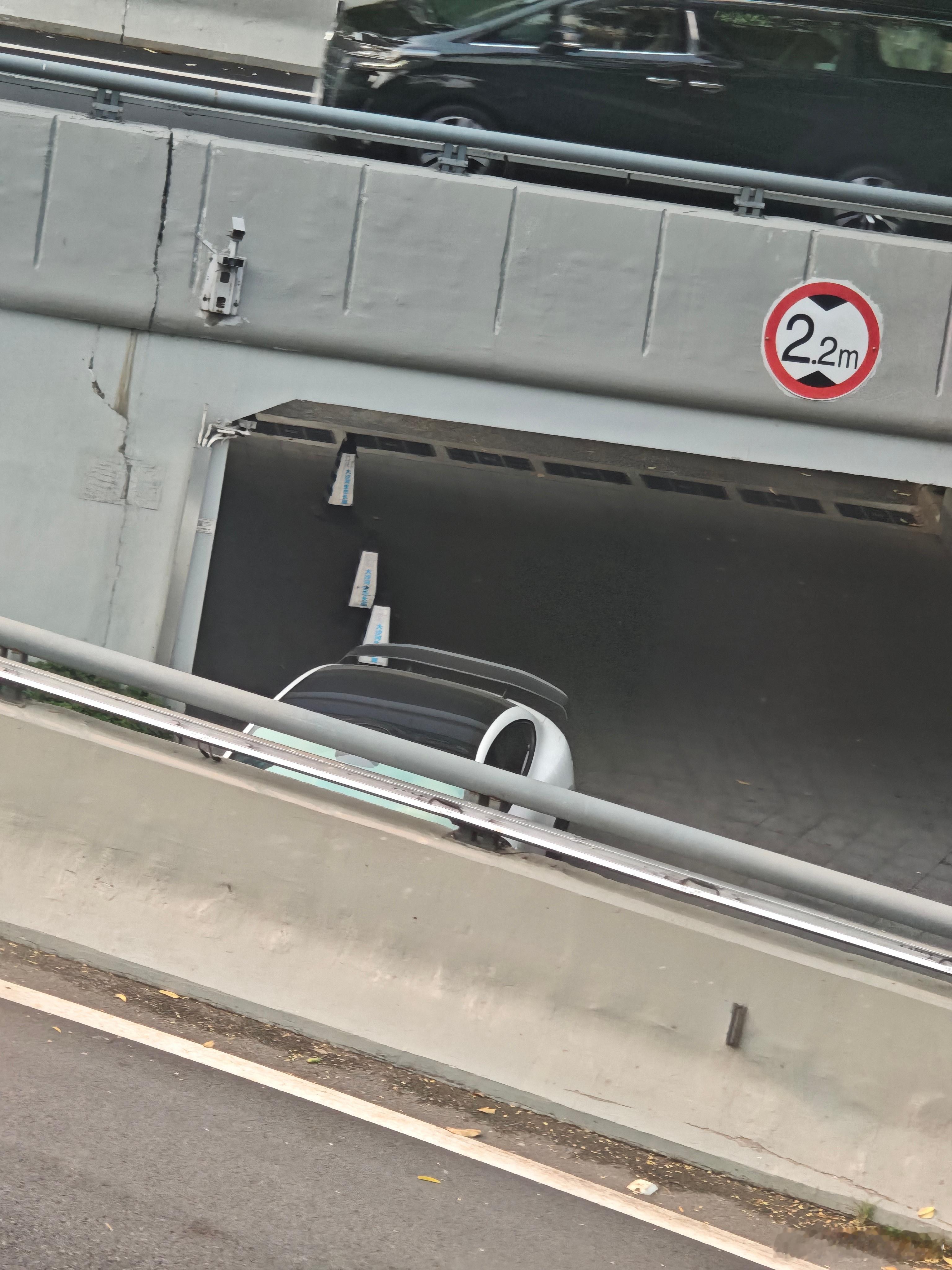 远远看过去，这是什么帅车所以出厂就自带的大尾翼情绪价值真的没法比