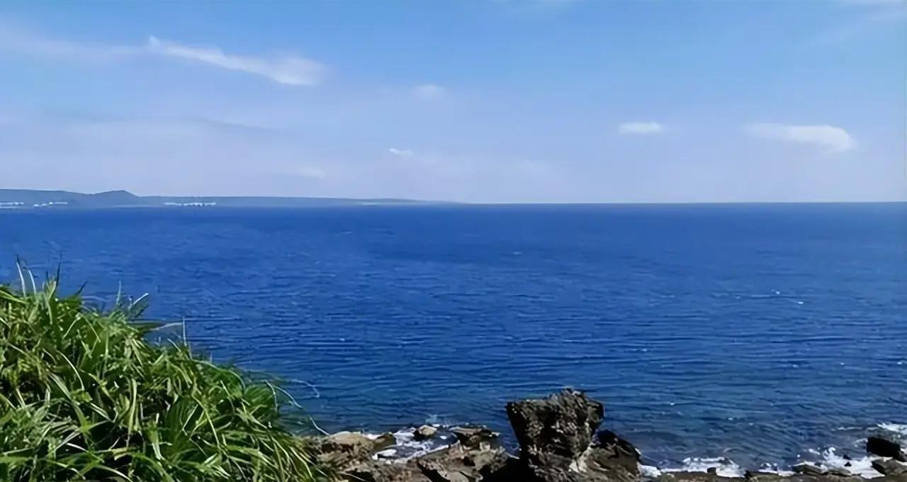 台海这几年紧绷得厉害，美国军售一批接一批，岛内防务部门也在抢着买武器，很多人心里