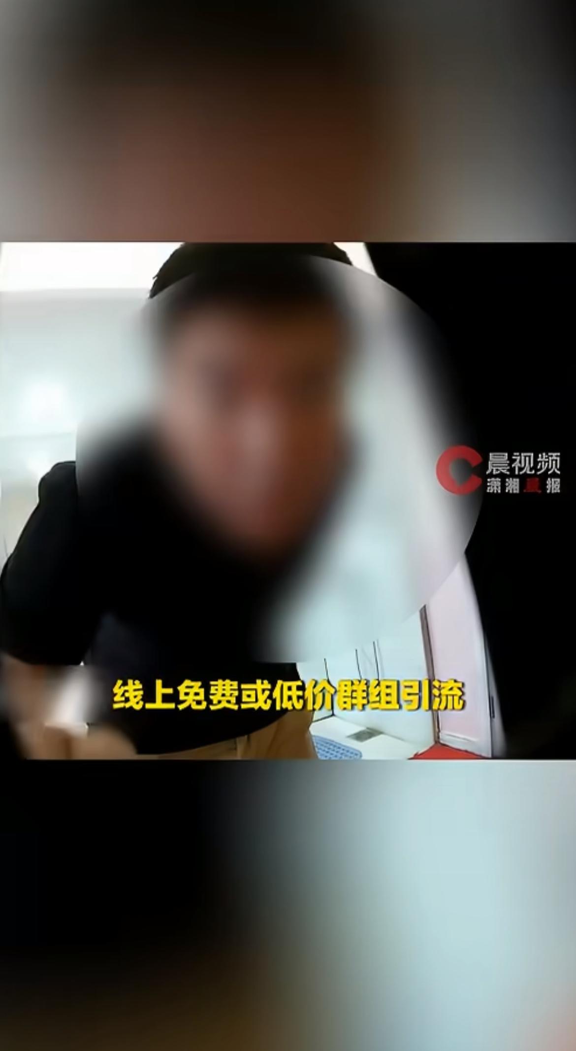 太可怕了！男同事溜进女厕偷拍，被小葱和女同事推门抓现行！拿完铁证小葱反偷拍博主接