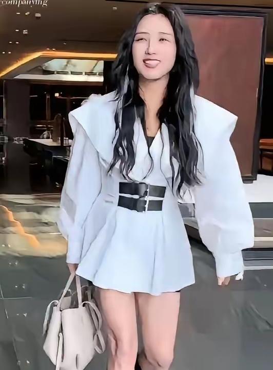 何洁瘦下来，
大家第一反应
难道只能想到医美吗？何洁瘦身成功之后，很多人不假思索