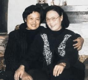 那个时候，曾经的女外交家章含之和著名的影星白杨两位美女在一起为什么那么亲密？好像