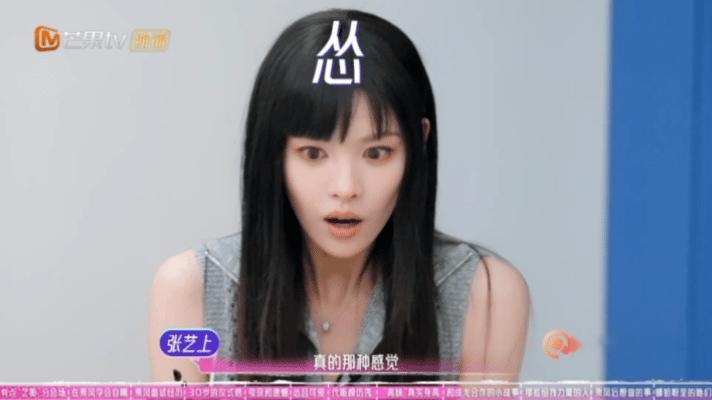 张艺上分享和成龙合作故事张艺上进组见成龙以为要被换掉成龙大哥送羽绒服这件小事，真