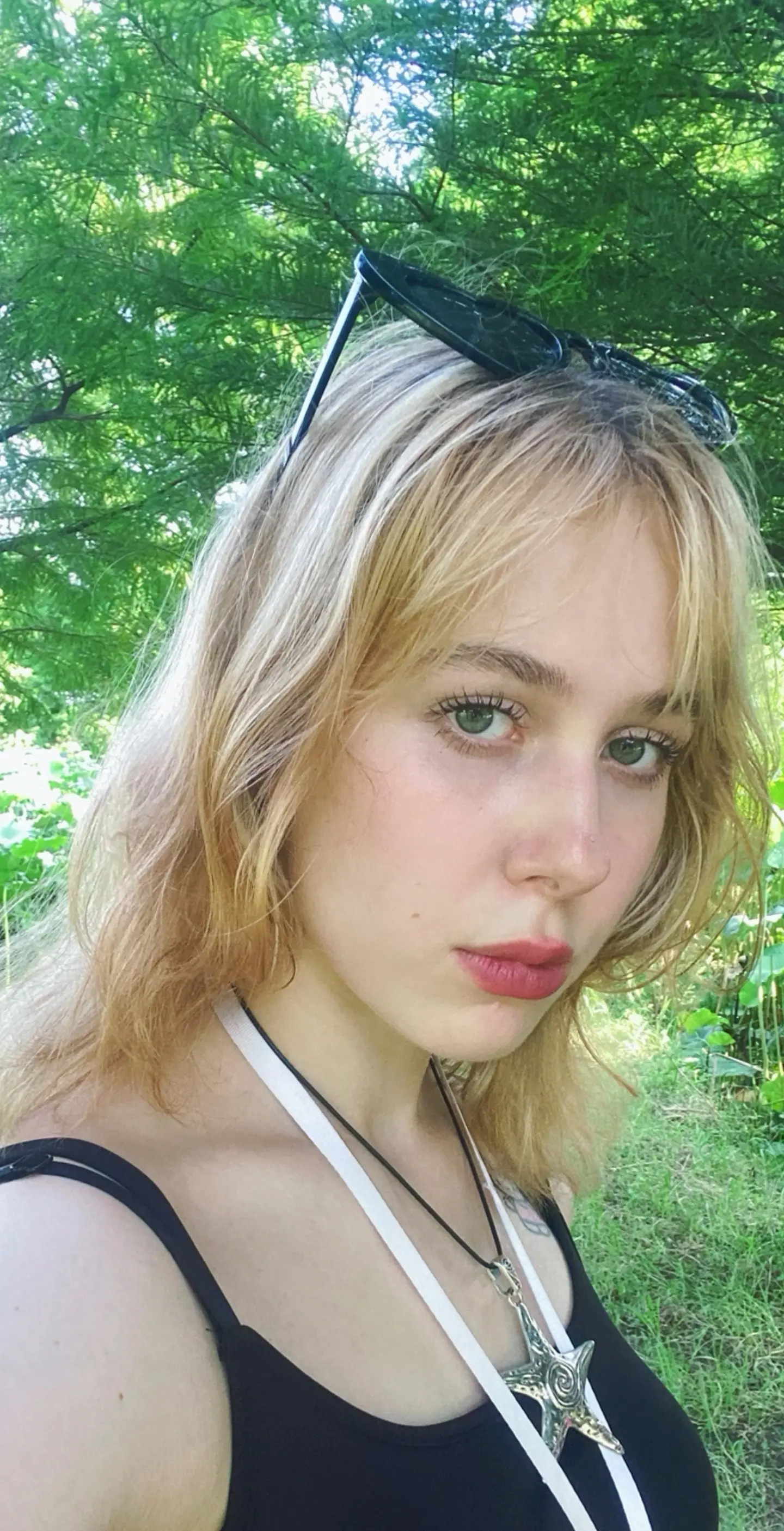 绿眼睛的意思是我上辈子是个女巫，你感觉到了吗？💋