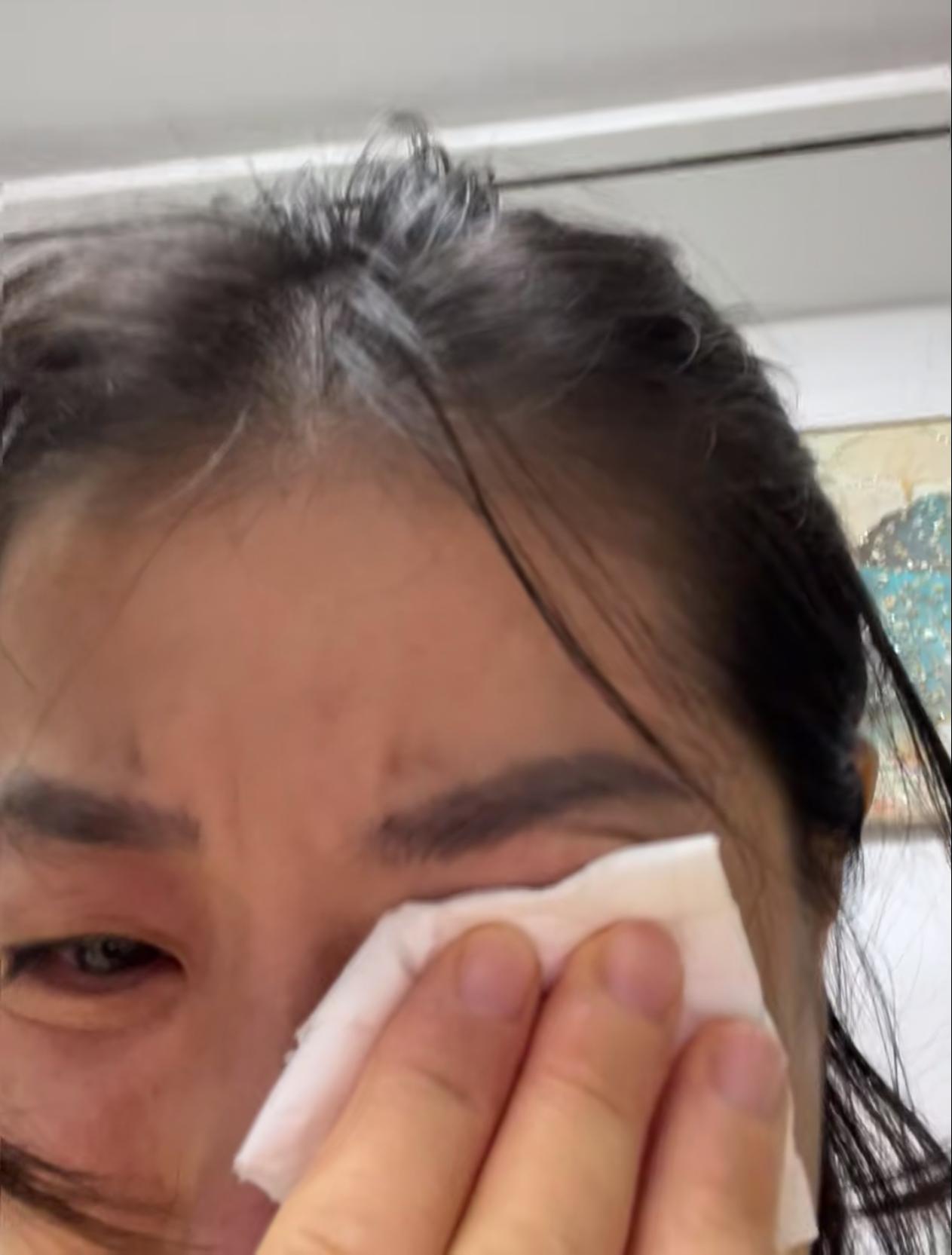 真是愁死了！
 
我闺蜜是77年的，今年刚满50岁。年前还生龙活虎的，广场舞照跳