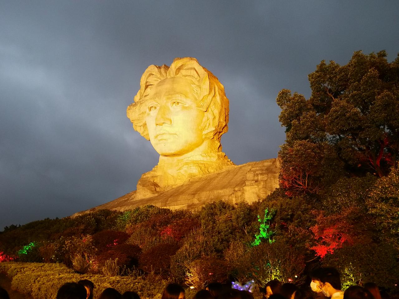 毛主席诞辰132周年

豪情万丈沁园春，
指点江山激扬文。
中流击水三千里，
谁