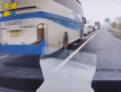 耍小聪明节省时间走应急车道，这下好了，全责还得后面花大量的时间来处理。