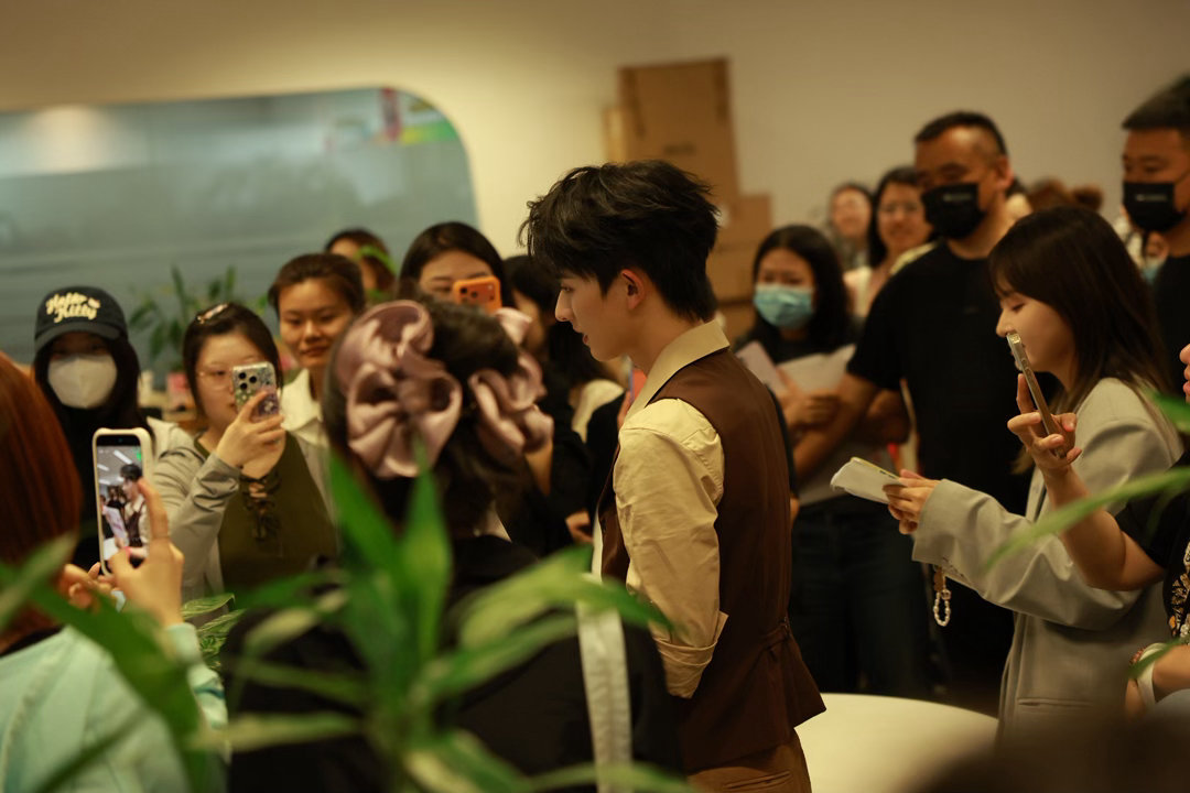 陈添祥扫楼人气 短剧《志明与春娇》剧组今日扫楼，张志明饰演者元气满满，年轻就是好