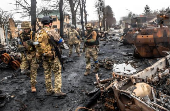 仗打了1000多天，美国终于发现不对劲：原来中国三年前就选对了，一场本以为会速战